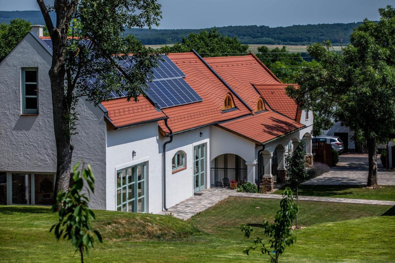 Oszter Udvarhaz Kekkut Exterior photo